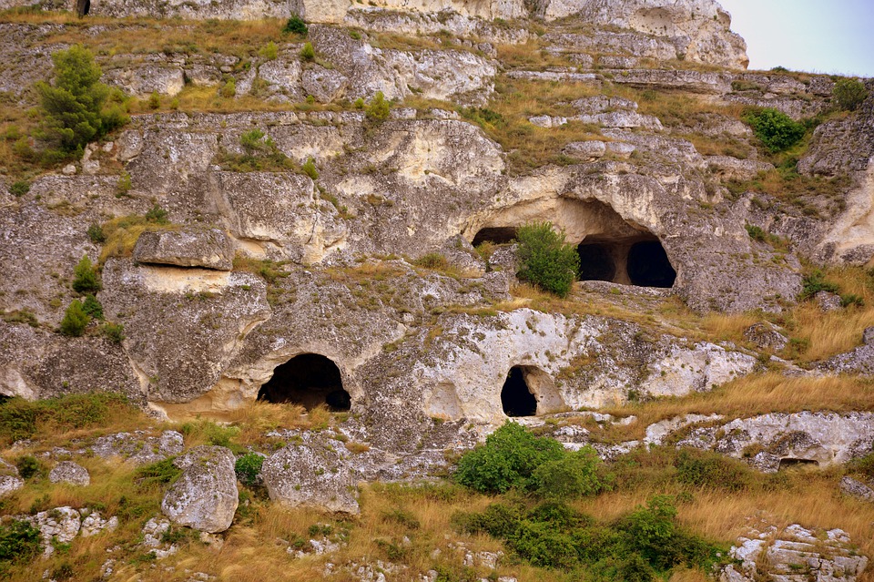 Alcune grotte situate nel Parco della Murgia Materana